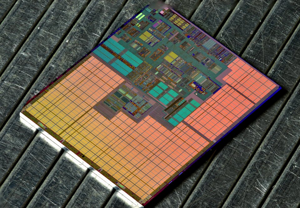 Intel Itanium 2 (Madison) die shot - etched