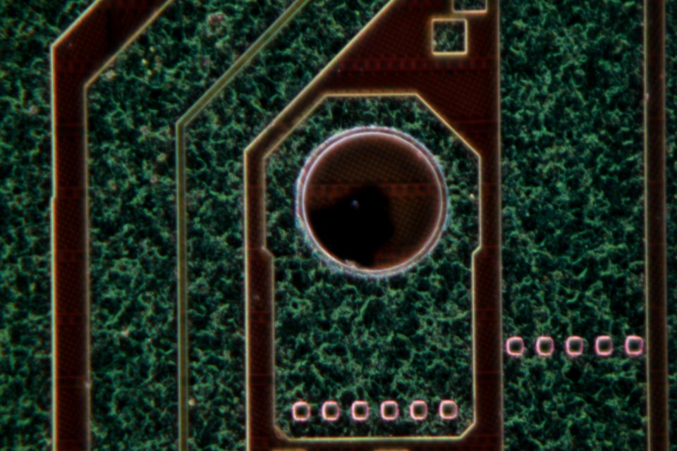 Nvidia NV40 top metal 100x dark field