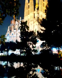 Vista desde la Plaça de Gaudí y con ese hermoso lago de por medio #Gaudi #Barcelona #España #architecture #documentary #documentaryphotography #sagradafamilia photo