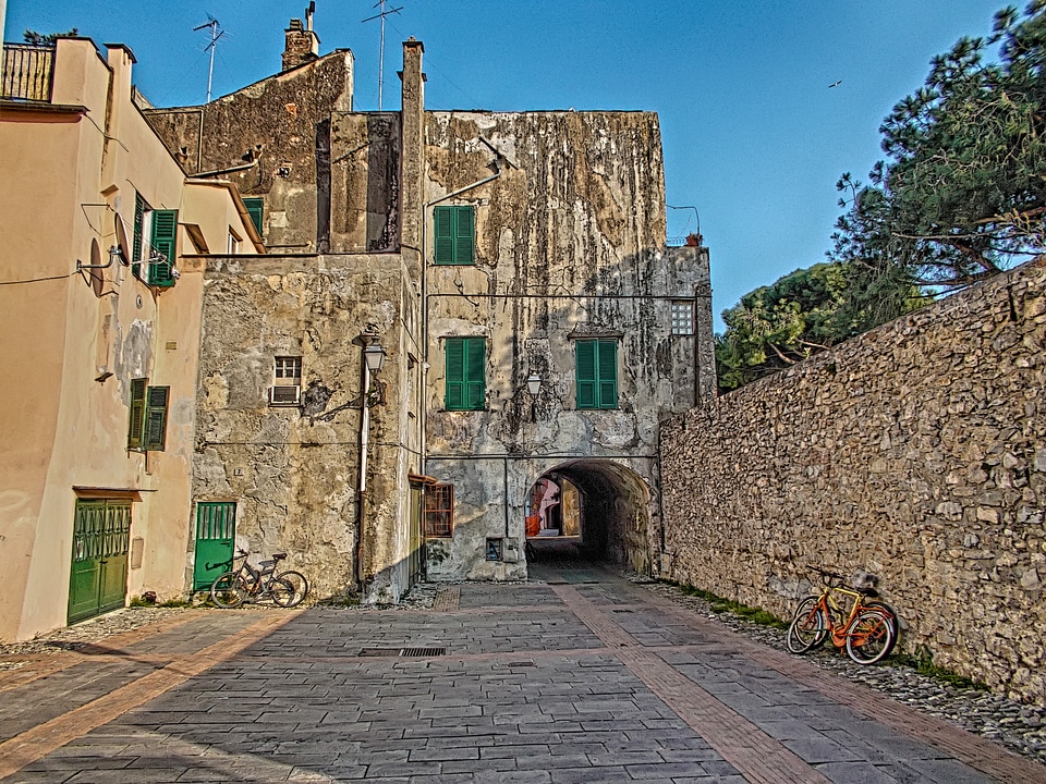 Piazza italy wall