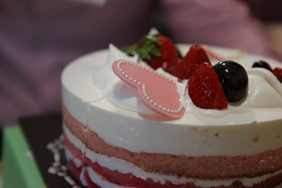 Hart strawberry cake strawberry
