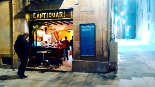El lugar no sería el mismo sin el batata :) #barrigotic  #Barcelona #España  #batata #visualsoflife #livefolk #pet #petportrait