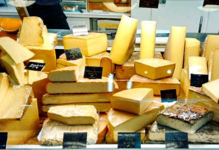 Queso, muuucho queso en Le Marché Victor Hugo en la hermosa ciudad de #Toulouse #France #cheese #Fromage #food #queso #foodphotography #documentary #documentaryphotography #explore #delicious #visualsoflife photo