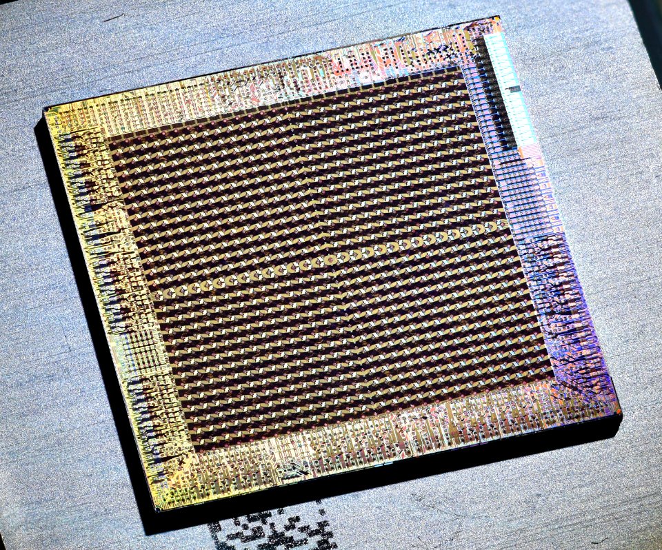 ATi R580+ top metal die shot