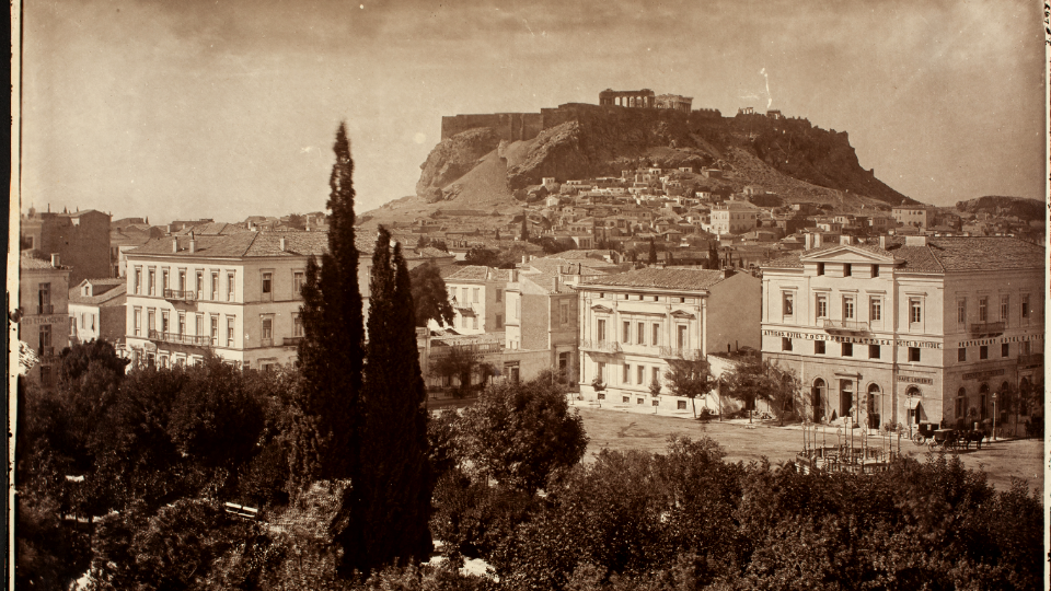 Θέα της Ακρόπολης από την Πλατεία Συντάγματος, μεταξύ 1860 και 1880. Στην άκρη δεξιά το ξενοδοχείο '' D' Attique '' στην Οδό Ερμού. (Greece, Syntagma Square).).