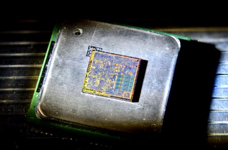 Nvidia G84 (GeForce 8600) die shot