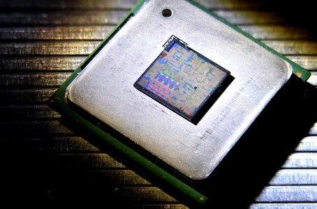 Nvidia G84 (GeForce 8600) die shot