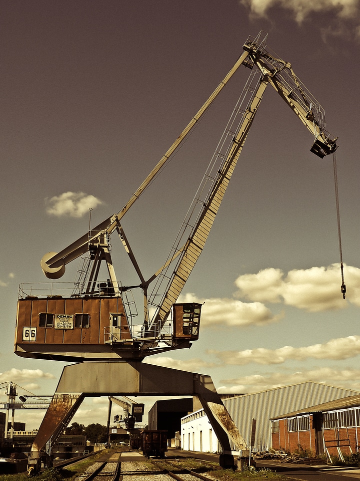 Loads cargo harbour cranes
