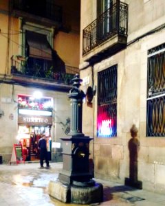 Barri Gotic #Barcelona #España #streetstyle #europe #callesita #antique #documentaryphotography photo