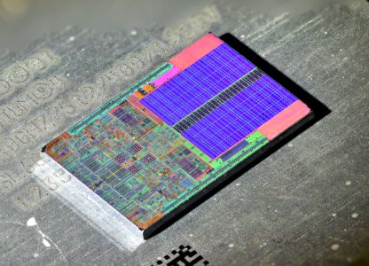 Intel Wolfdale die shot (E8400) etched