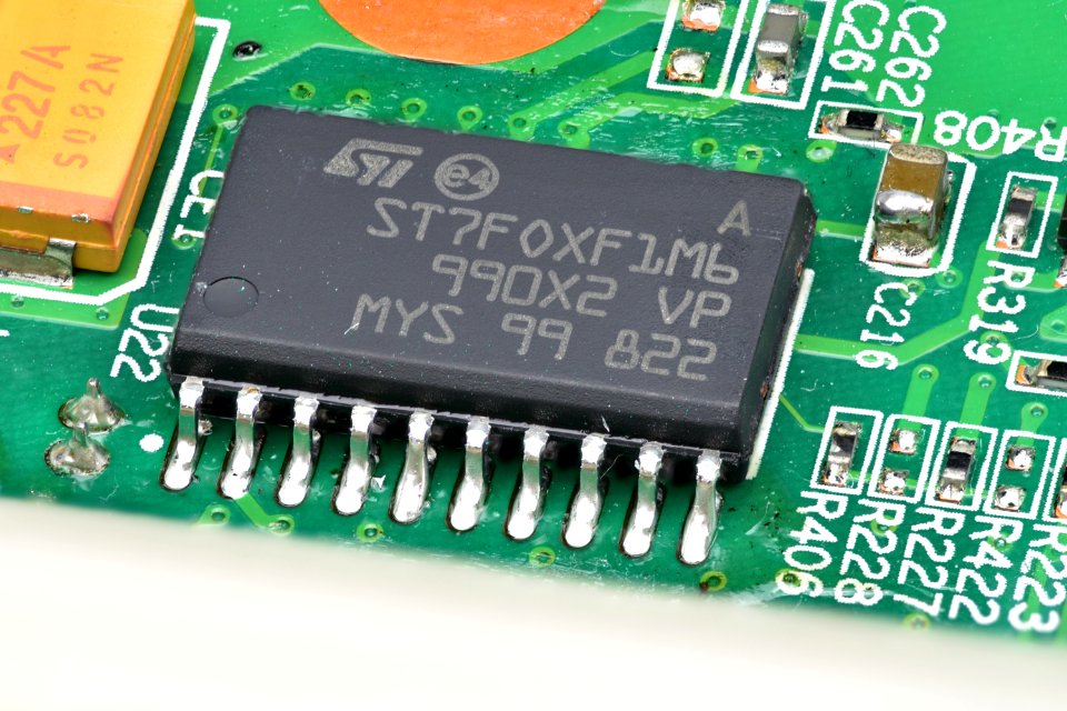ST 8-bit microcontroller - (Emtec Gdium Liberty 1000)