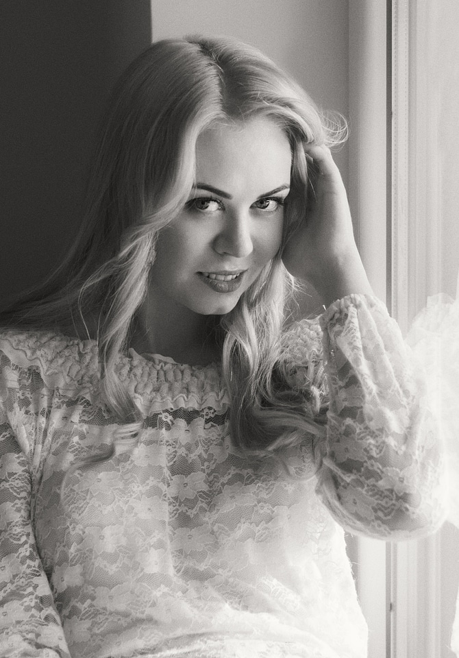 Model blonde black and white
