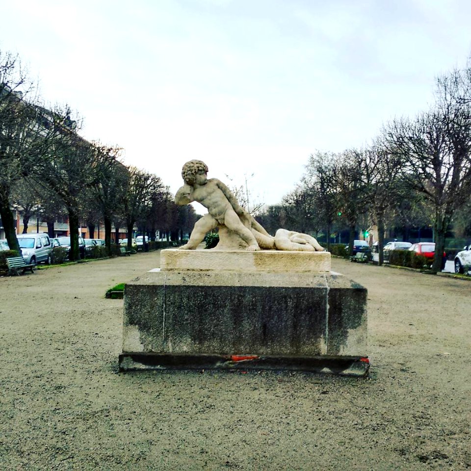 Hércules de niño en la avenida Allèes Frèdèric Mistral - #Toulouse #France #documentary #documentaryphotography #visualsoflife #art #sculpture photo