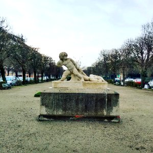 Hércules de niño en la avenida Allèes Frèdèric Mistral - #Toulouse #France  #documentary #documentaryphotography #visualsoflife #art #sculpture