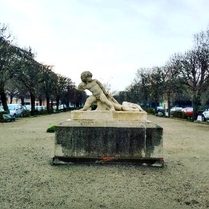 Hércules de niño en la avenida Allèes Frèdèric Mistral - #Toulouse #France #documentary #documentaryphotography #visualsoflife #art #sculpture photo