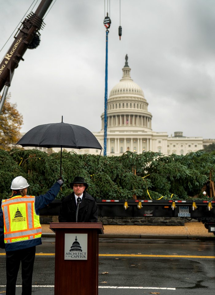 20181126-FS-CapChristmasTreeArrival-TEF-009