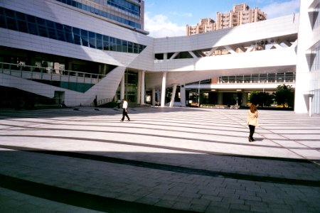 中信金融園區的廣場與行人 photo