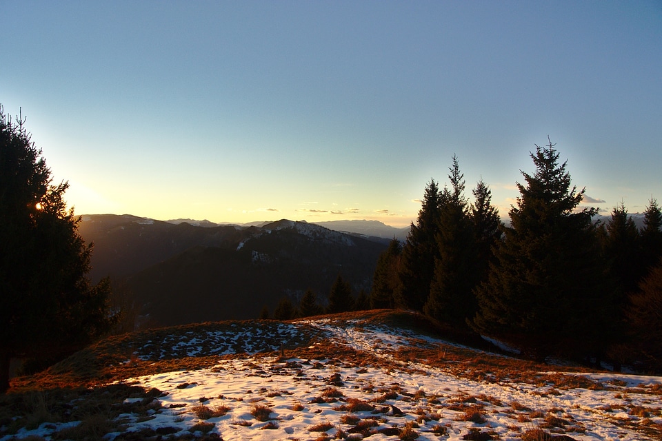 Hiking snow morning