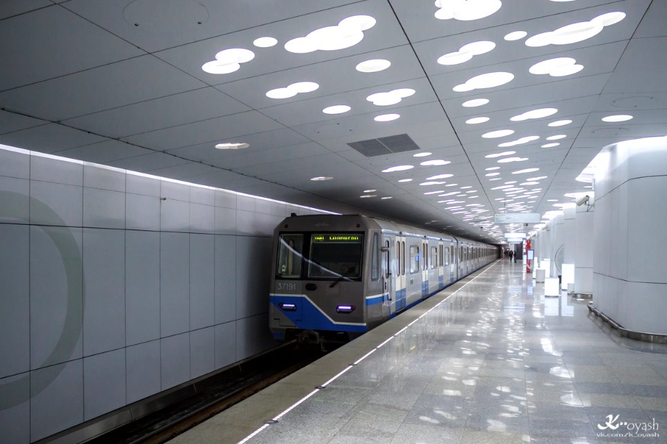 metro train 81-760/761 Oka arrives at Solntsevo station