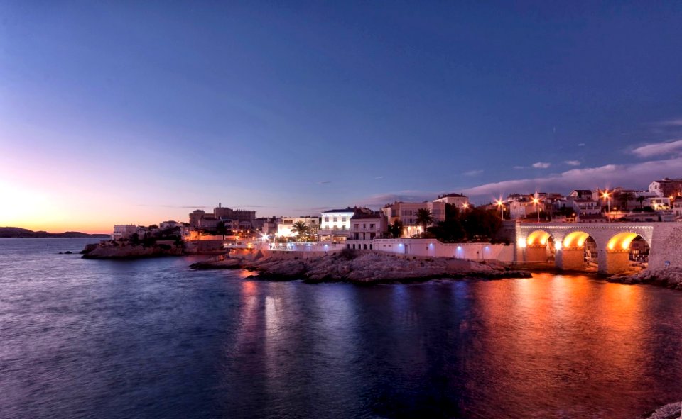 Promenade aux alentours du petit Nice  sur le rivage de Marseille