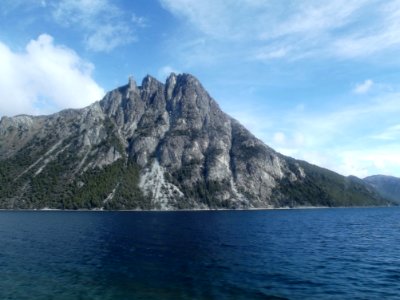 Montaña en el lago