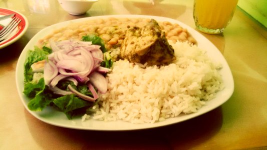 Seco de pollo con guiso de frijoles