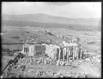 Θέα από τα  Προπύλαια προς το Αστεροσκοπείο (View from the Propylaea to the Observatory).