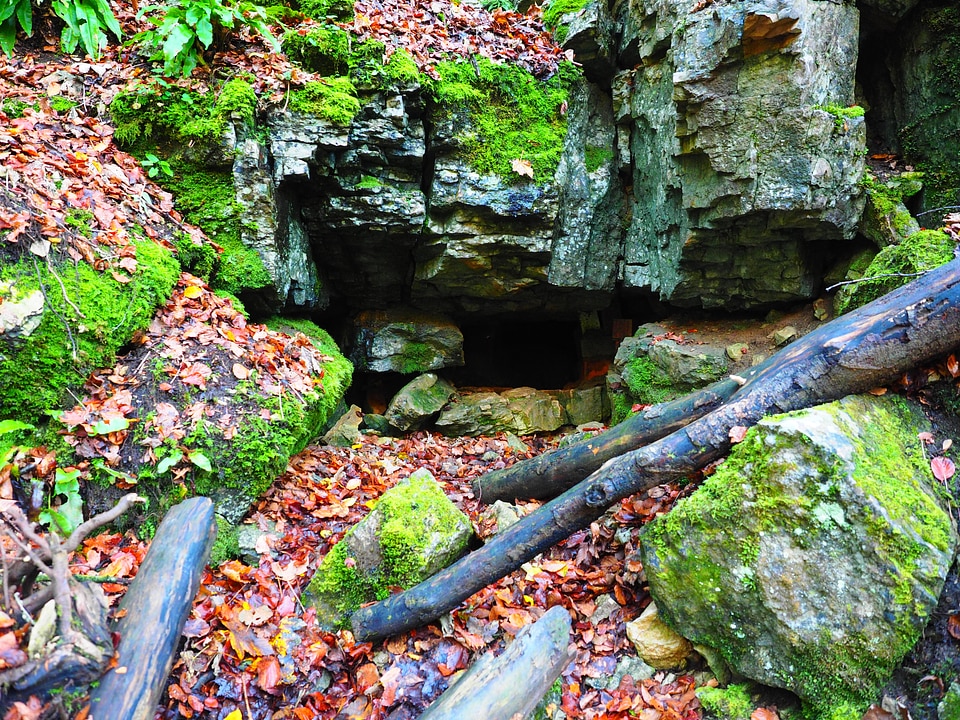 Cave tour dangerous cavity