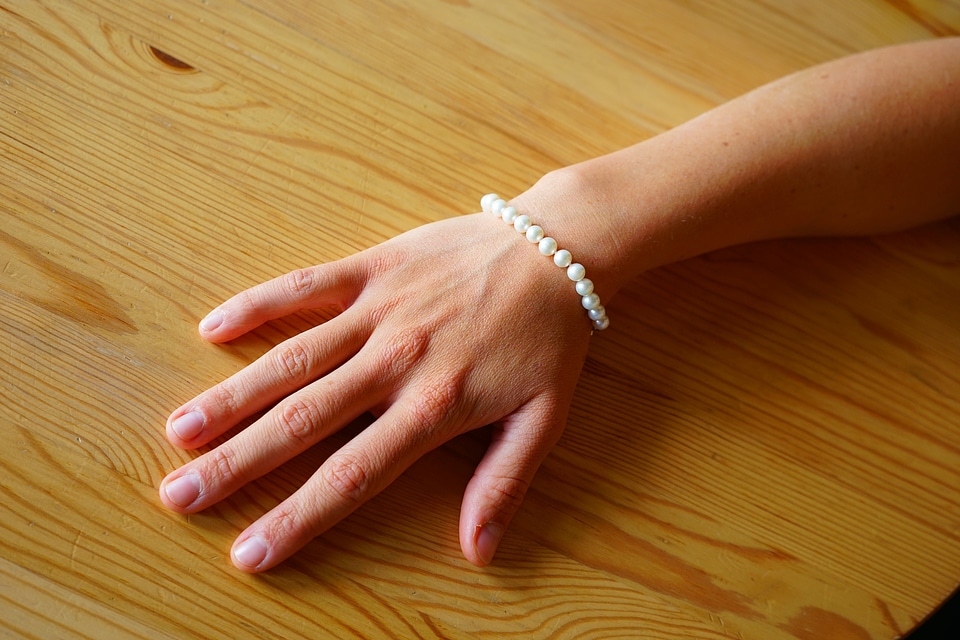 Beads pearl necklace hand