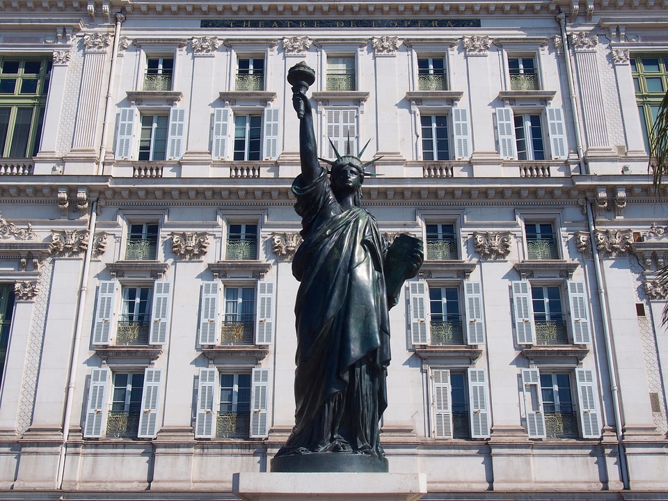 Promenade des anglais statue of liberty shutters