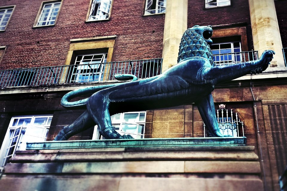 Heraldic Bronze Lion ~ City Hall ~ Norwich ~ UK