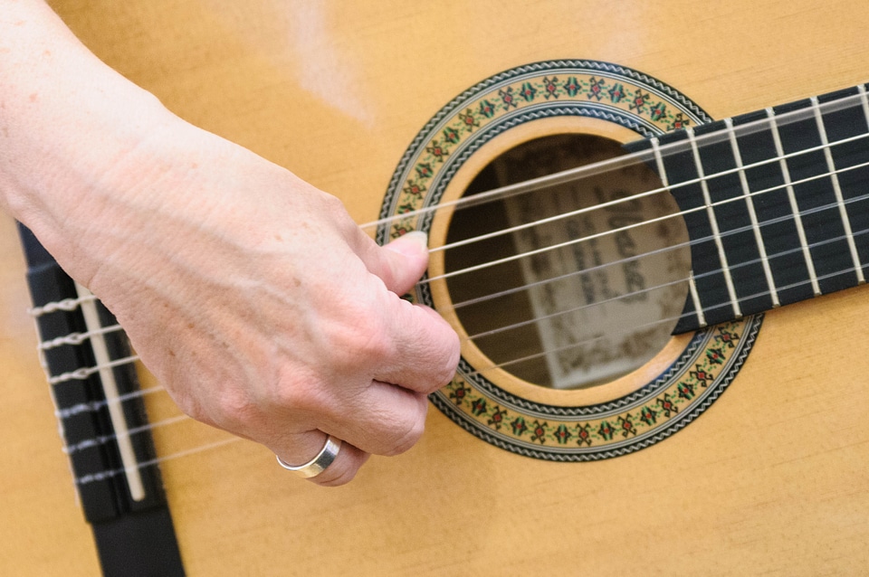 Pluck play guitar instrument