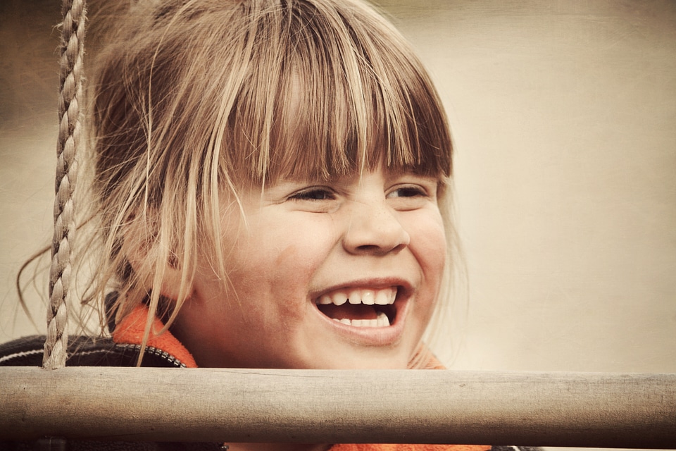 Blond laugh retro look