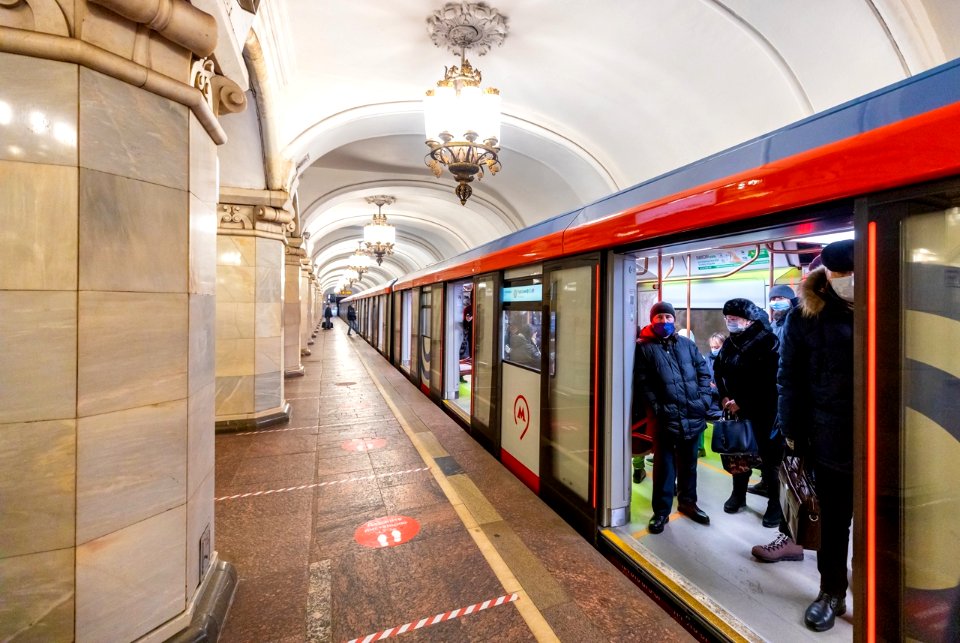 new futuristic subway train 81-775/776/777 moscow 2020 at komsomolskaya metro station