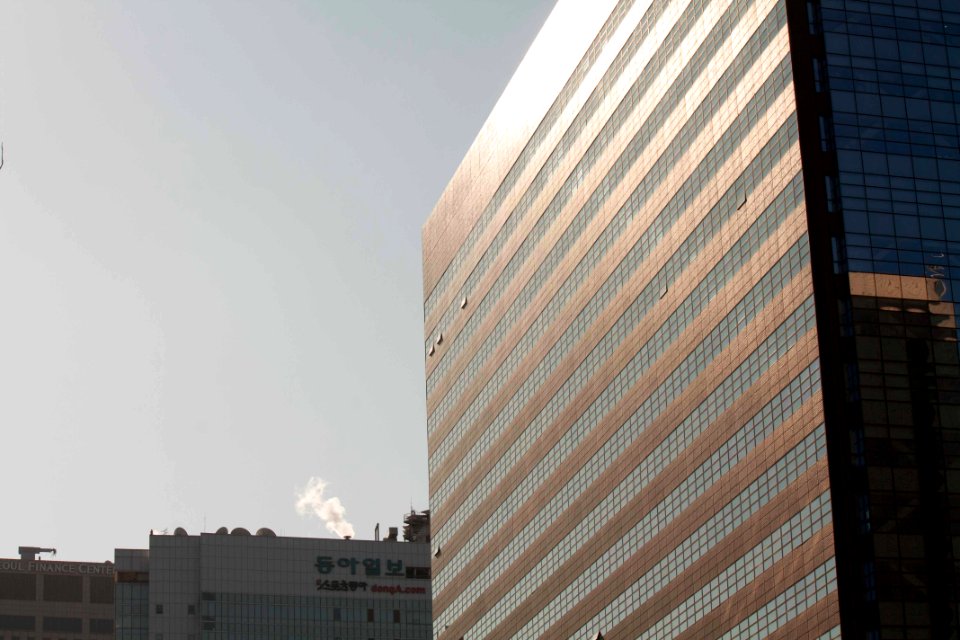 웅장하고 큰 건물 grand building