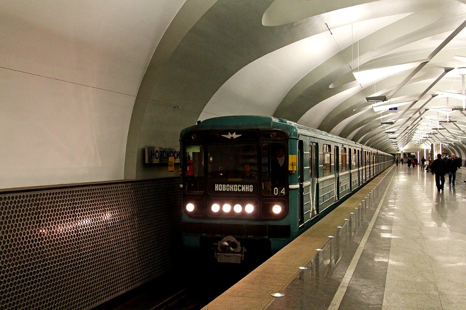 metro train 81-717/714 on the novokosino metro station