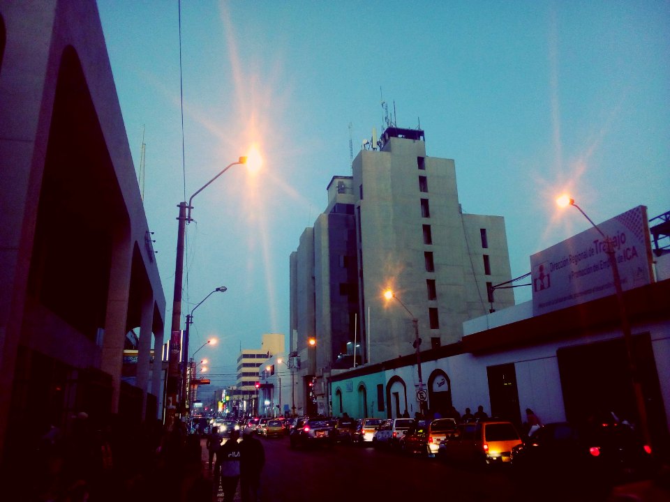 Anochecer en la Av. Grau