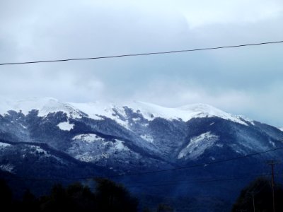 Montañas y ciudad photo