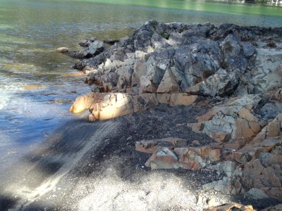 Rocas en el lago