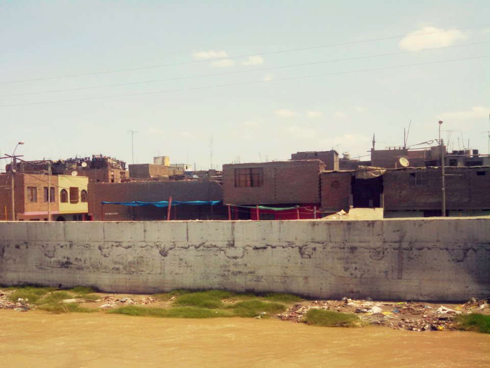 La ciudad a orillas del río