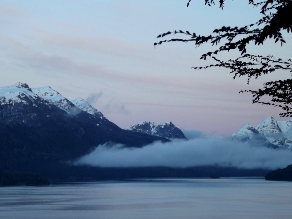 Montañas y niebla
