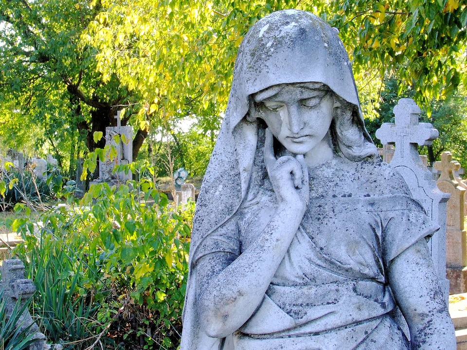 Sculpture woman maria