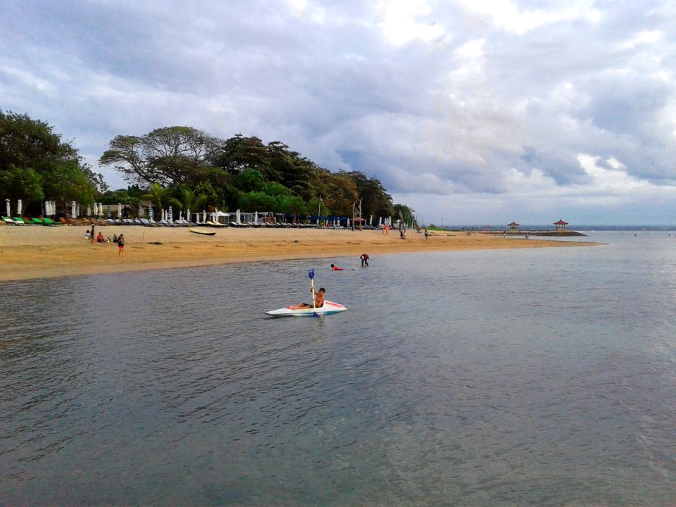 Main Canoe Deket Pantai Sindhu Sanur Bali
