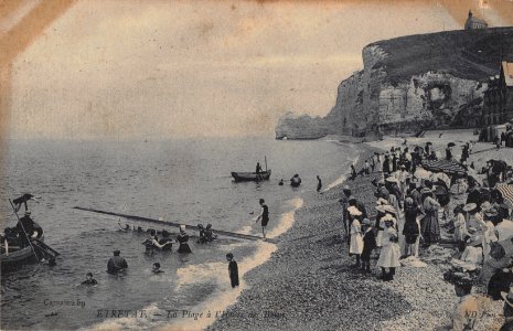 ETRETAT - LA PLAGE A L'HEURE DE BAINS photo