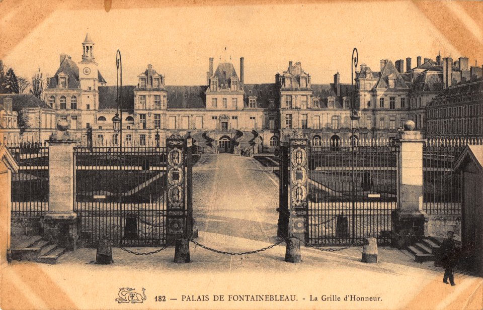 182 PALAIS DE FONTAINEBLEAU - LA GRILLE D'HONNEUR