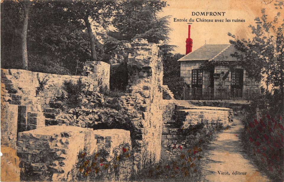 DOMFRONT - ENTREE DU CHATEAU AVEC LES RUINES