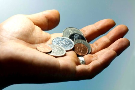 손 위의 동전 잔돈 500원 100원 10원 Coins Pennies