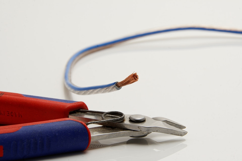 Side cutter crafts cable line
