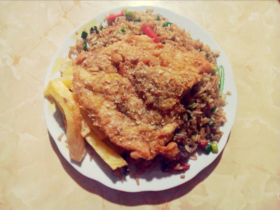 Arroz chaufa con pollo bróster