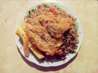 Arroz chaufa con pollo bróster